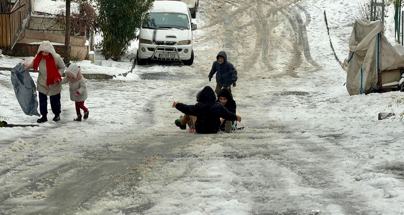 Arnavutköy’de kar yağışıyla kayak pistine dönen sokak sıcak görüntüler ortaya çıktı 