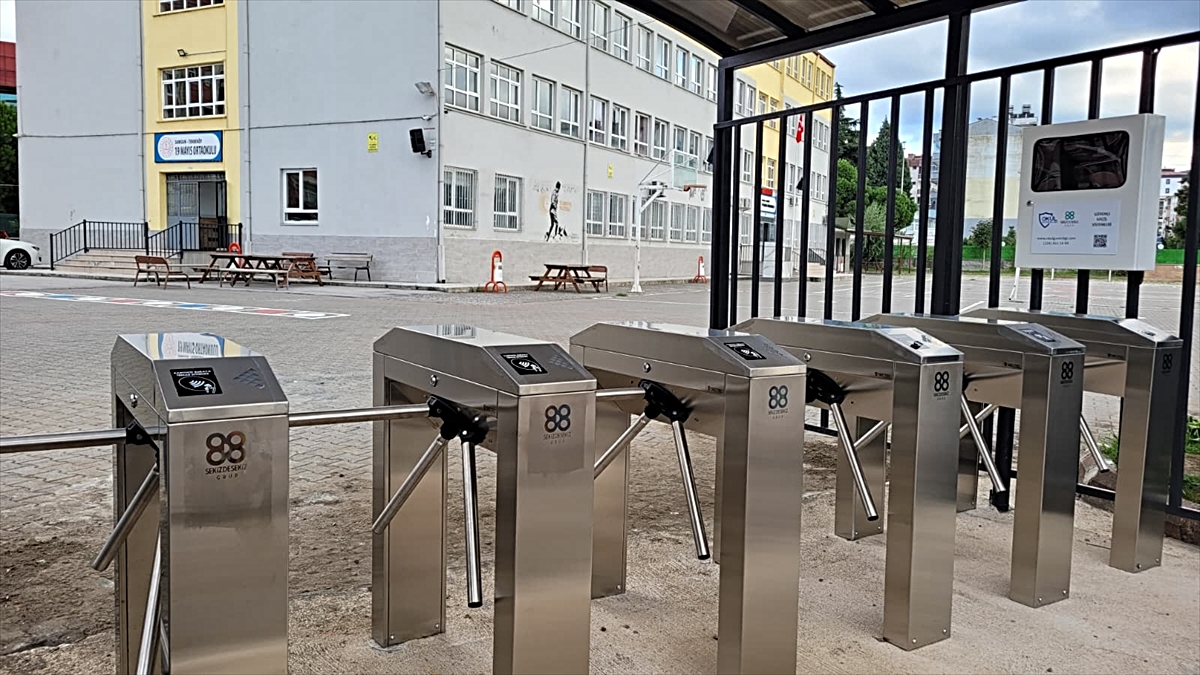 Bir okula daha turnike kuruldu: Öğrenciler kartla içeri alınacak?