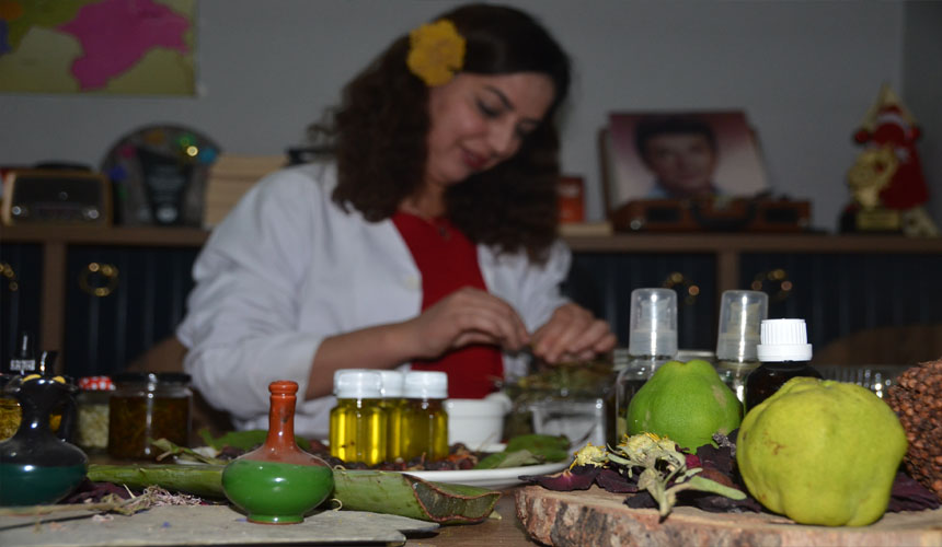 Dağlardan topladığı otlarla doğal hizmet yapiyor