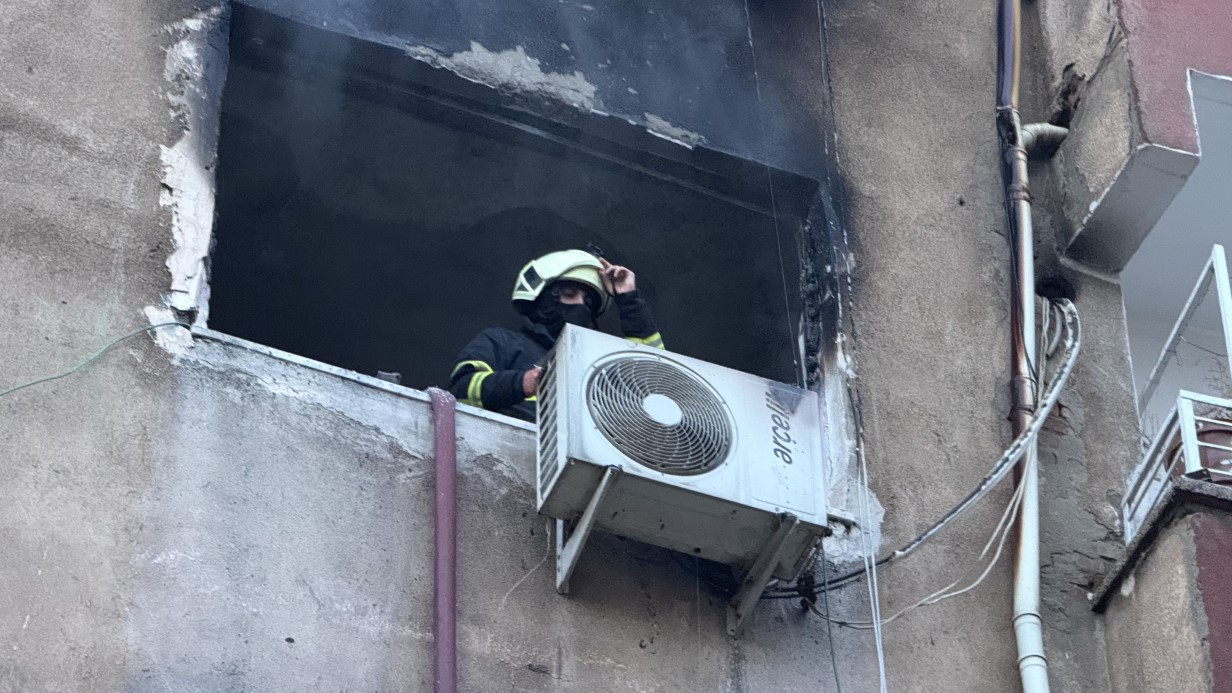Diyarbakır’da ev yangı çıktı  İtfaiye eri yaralandı, 2 kişi dumanlar yükseldi?