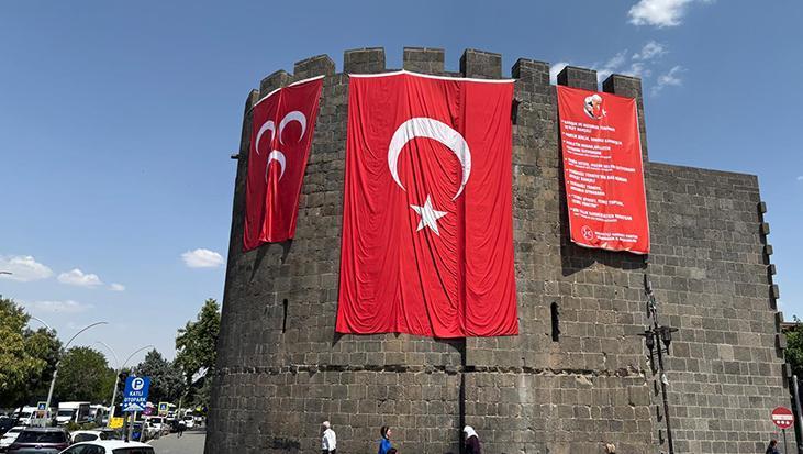 Diyarbakır surlarına MHP ve Türk bayrağı asilmaya başlandı
