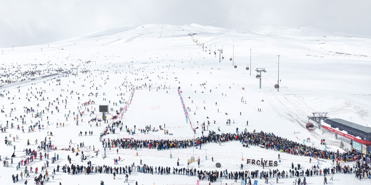 Erciyes’te hafta sonu pistler kayakçılarla doldu taştı