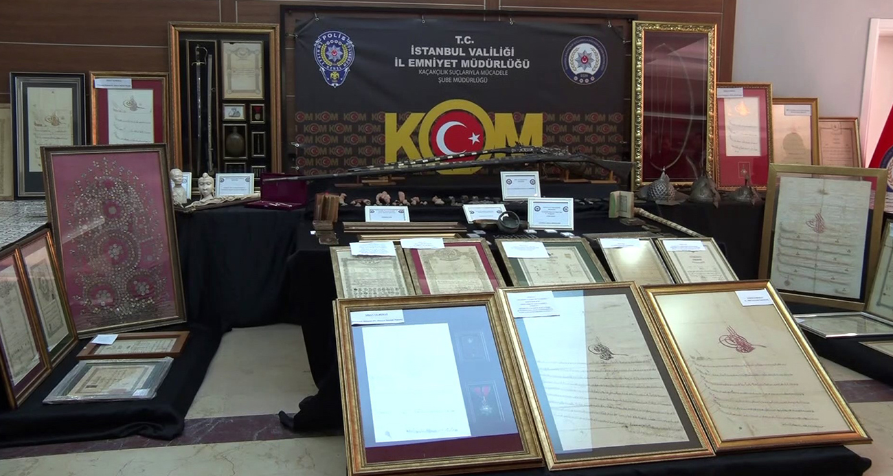 İstanbul’da tarihi eser kaçakçılığına darbe: Osmanlı Dönemine ait kalkan ve miğfer grubu ve binlerce esere el konuldu