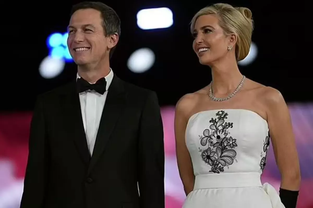 Ivanka Trump, Washington'daki baloda giydiği kıyafet ile gözleri kendine cevirdi