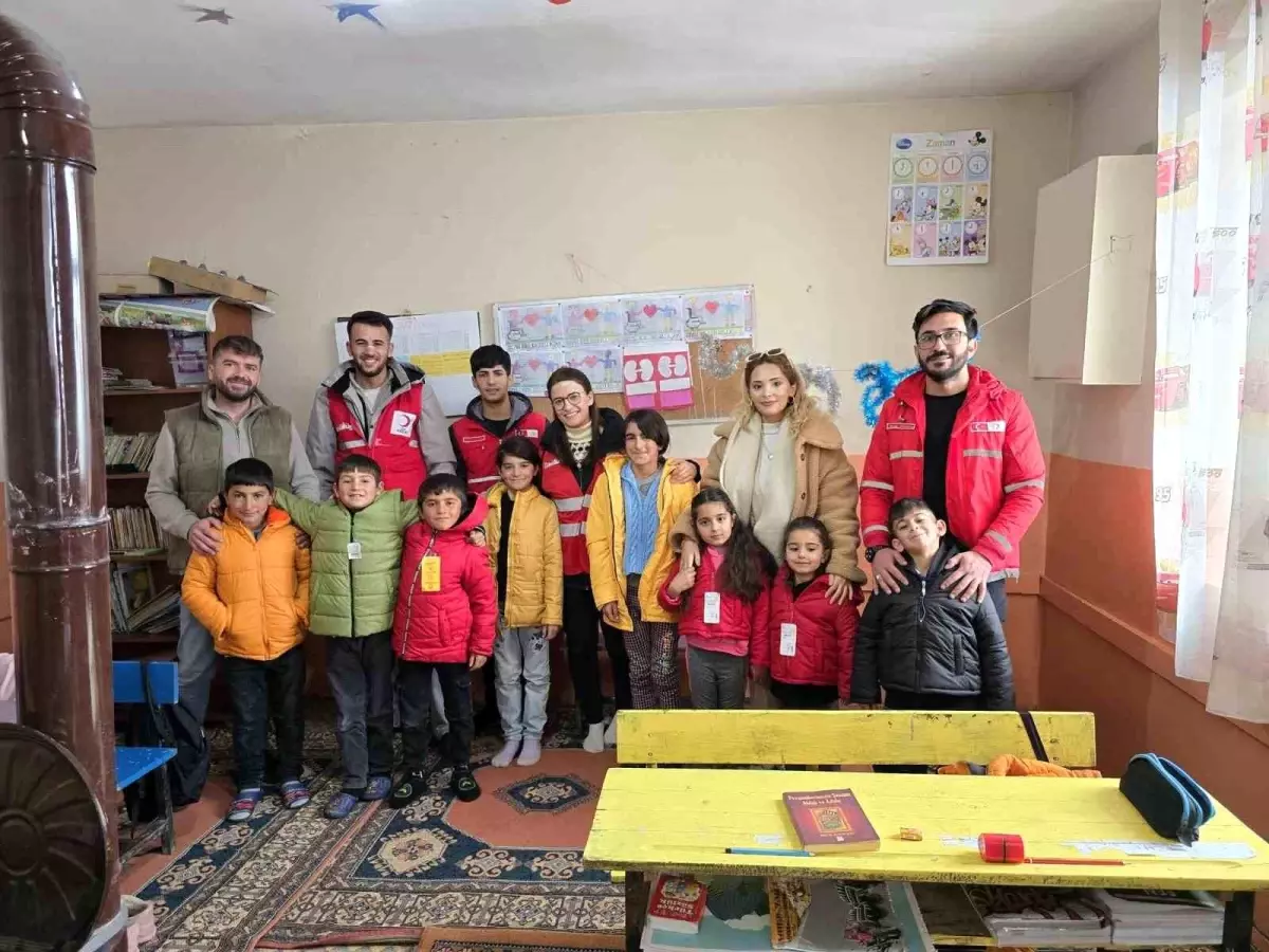 Kızılay'dan Kış Hediyesi dağıtıldı
