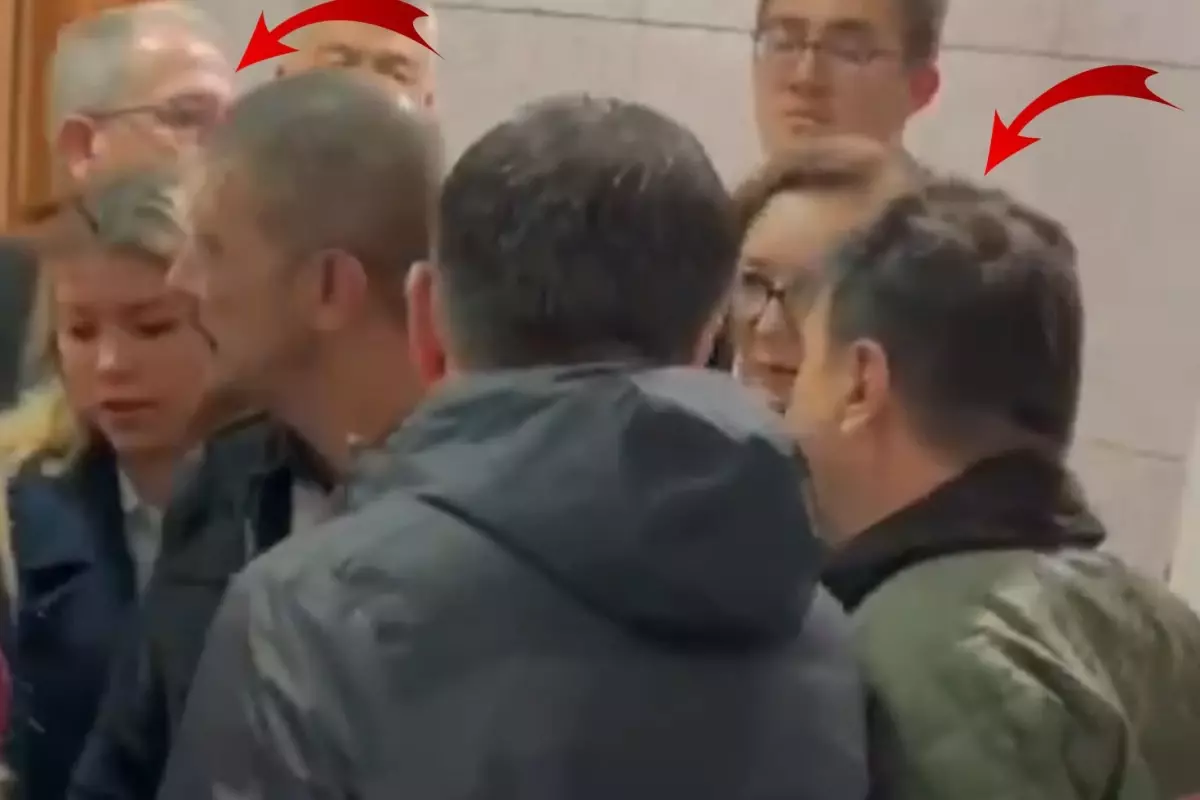 Metin Öztürk'le Hulusi Belgü koridorda burun buruna geldi. Arkasına bakmadan gittiler