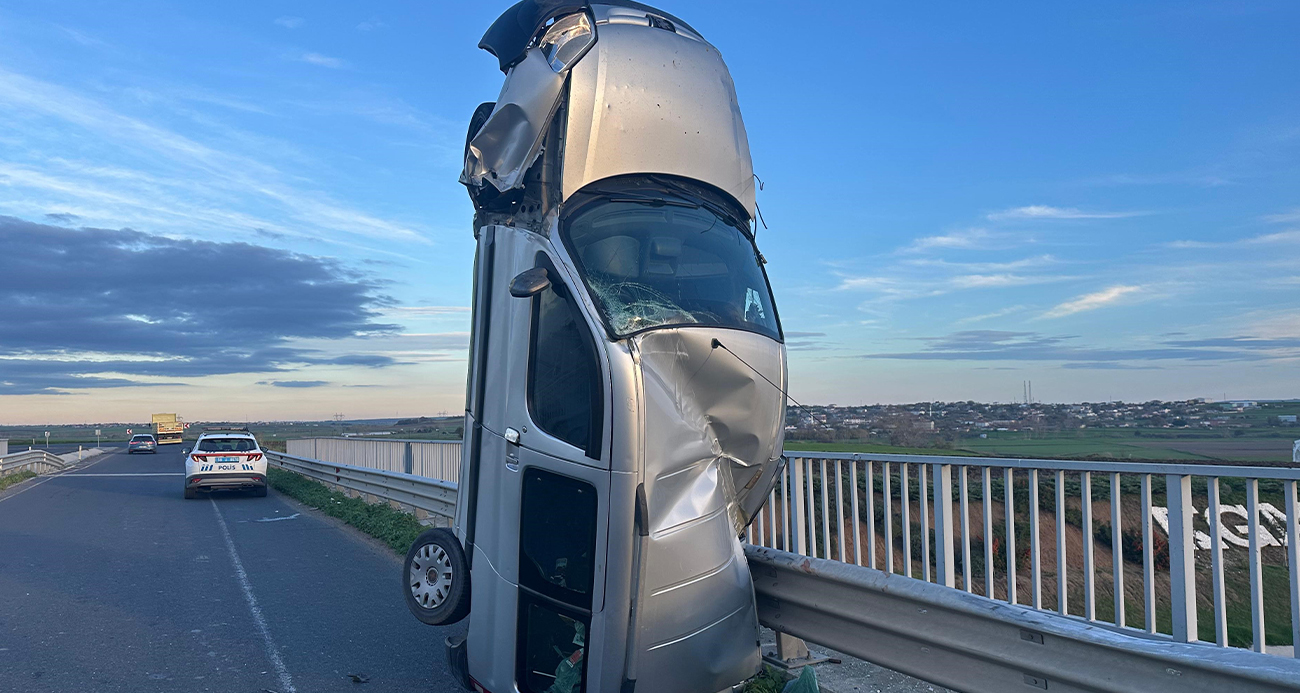 Tekirdağ’da ilginç kaza Bariyere çarpan araç havada dik halde kaldı