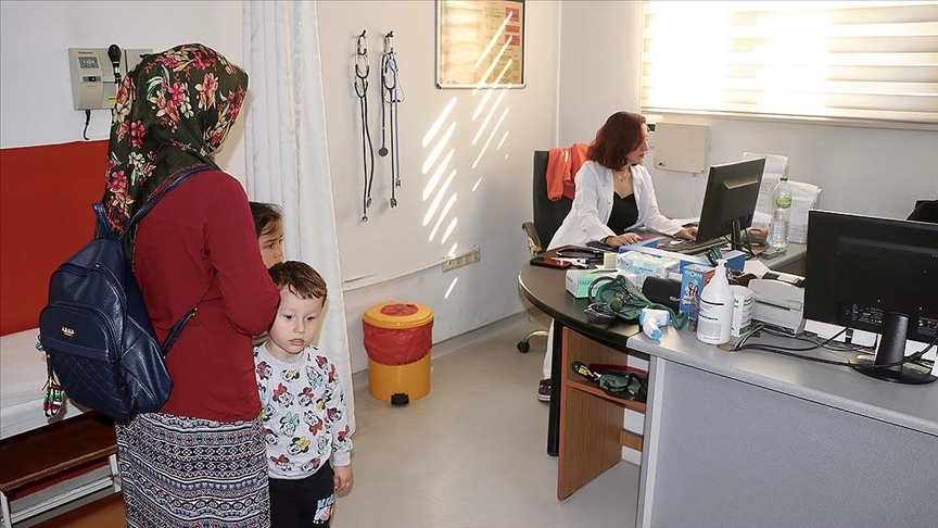 Anne babasının çalıştığı hastaneye doktor olarak yerleşti